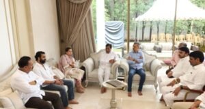 मंत्री दत्तात्रय भरणे, आदिती तटकरे, बाबासाहेब पाटील, यांनी घेतली पद्मश्री डी. वाय. पाटील कुटुंबीयांची सांत्वनपर भेट
