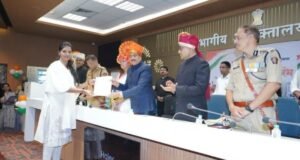 मंत्री गिरीश महाजन यांच्या हस्ते अनुकंपाधारकांना नियुक्तीपत्र प्रदान
