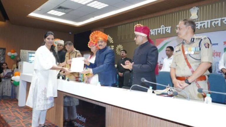 मंत्री गिरीश महाजन यांच्या हस्ते अनुकंपाधारकांना नियुक्तीपत्र प्रदान