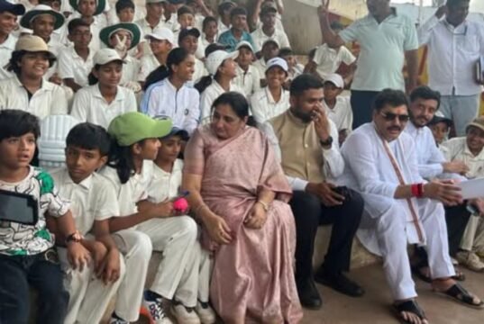 उपमुख्यमंत्री तथा बीडच्या पालकमंत्री सुनेत्रा अजित पवार यांनी बीड जिल्हा क्रीडा संकुलाला अचानक भेट देत