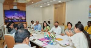 महिला व बालविकास मंत्री आदिती तटकरे यांनी श्रीवर्धन तालुक्यातील पाणीटंचाईग्रस्त गावांच्या परिस्थितीचा आढावा घेतला