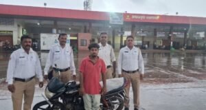 धोकादायक स्टंटबाजी करणाऱ्या दुचाकीस्वारावर अक्कलकुवा पोलिसांकडून गुन्हा दाखल