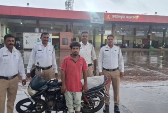 धोकादायक स्टंटबाजी करणाऱ्या दुचाकीस्वारावर अक्कलकुवा पोलिसांकडून गुन्हा दाखल