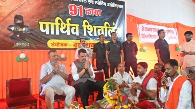 Chief Minister Devendra Fadnavis visits the Parthiva Shivling creation ceremony.