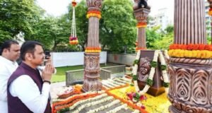 राजर्षी छत्रपती शाहू महाराज यांच्या नर्सरीबाग येथील समाधीस्थळी मुख्यमंत्री देवेंद्र फडणवीस यांनी पुष्पहार अर्पण करून दर्शन घेतले