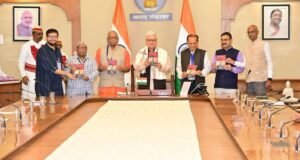 ‘अनंत कान्हेरे : द बुलेट दॅट अवोक भारत’ या क्रांतिकारक अनंत कान्हेरे यांच्या जीवनावरील इंग्रजी अनुवादित पुस्तकाचे प्रकाशन राज्यपाल जिष्णु देव वर्मा यांच्या हस्ते लोकभवन मुंबई येथे संपन्न झाले