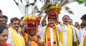 निसर्गपुत्रांच्या अंगणात विकासाची नवी पहाट; पालकमंत्री संजय राठोड यांनी कोलाम पोडावर साजरा केला जागतिक आदिवासी दिन