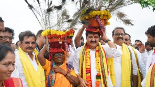 A new dawn of development in the courtyards of the children of nature; Guardian Minister Sanjay Rathod celebrated World Tribal Day at a Kolam *poda* (settlement).