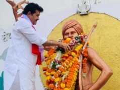 जागतिक आदिवासी दिनानिमित्त पालकमंत्री संजय राठोड, जिल्हाधिकारी यांचे भगवान बिरसा मुंडा यांना अभिवादन