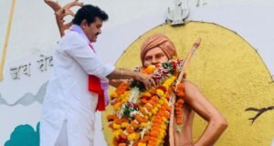 जागतिक आदिवासी दिनानिमित्त पालकमंत्री संजय राठोड, जिल्हाधिकारी यांचे भगवान बिरसा मुंडा यांना अभिवादन