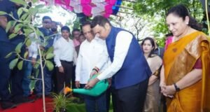 मुख्यमंत्री देवेंद्र फडणवीस यांनी दादासाहेब फाळके चित्रनगरी, मुंबई येथे पर्यावरण संवर्धनास प्रोत्साहन देणाऱ्या ‘एक पेड माँ के नाम’ या अभियानांतर्गत वृक्षारोपण केले