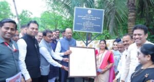 अलिबाग तालुक्यातील मुळे येथे पाणंद रस्त्याची मंत्री चंद्रशेखर बावनकुळे यांनी केली पाहणी