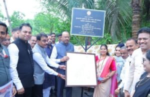 अलिबाग तालुक्यातील मुळे येथे पाणंद रस्त्याची मंत्री चंद्रशेखर बावनकुळे यांनी केली पाहणी