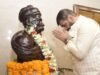 लोकमान्य बाळ गंगाधर टिळक यांच्या पुण्यतिथीनिमित्त विधान भवनातील त्यांच्या अर्धाकृती पुतळ्यास महाराष्ट्र विधानपरिषदेचे उपसभापती सचिन अहिर यांनी पुष्पहार अर्पण करुन आदरांजली वाहिली