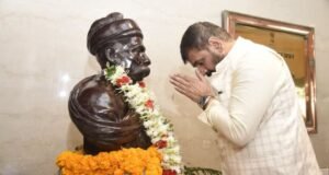 लोकमान्य बाळ गंगाधर टिळक यांच्या पुण्यतिथीनिमित्त विधान भवनातील त्यांच्या अर्धाकृती पुतळ्यास महाराष्ट्र विधानपरिषदेचे उपसभापती सचिन अहिर यांनी पुष्पहार अर्पण करुन आदरांजली वाहिली