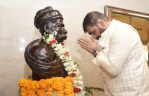 लोकमान्य बाळ गंगाधर टिळक यांच्या पुण्यतिथीनिमित्त विधान भवनातील त्यांच्या अर्धाकृती पुतळ्यास महाराष्ट्र विधानपरिषदेचे उपसभापती सचिन अहिर यांनी पुष्पहार अर्पण करुन आदरांजली वाहिली