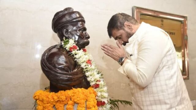 On the occasion of the death anniversary of Lokmanya Bal Gangadhar Tilak, Sachin Ahir, Deputy Chairman of the Maharashtra Legislative Council, paid tribute by offering a floral garland to his bust at the Vidhan Bhavan.
