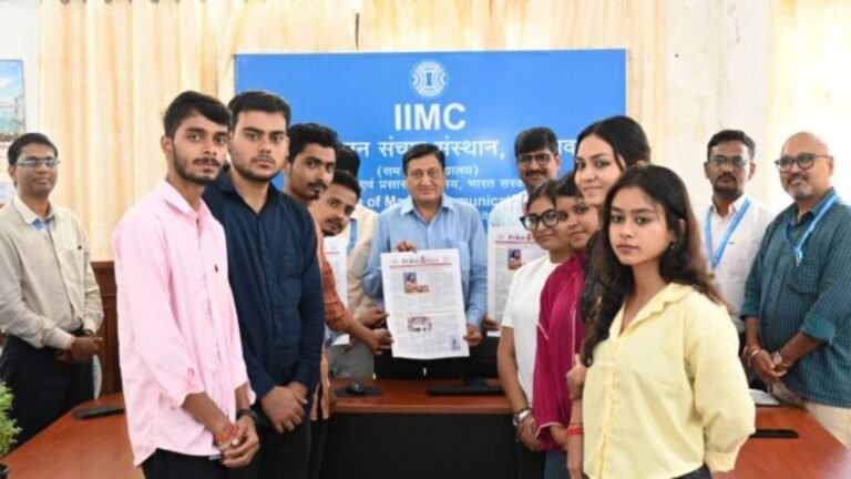 पत्रकारितेचे शिक्षण घेणाऱ्या विद्यार्थ्यांनी गाव व ग्रामीण भाग समजून घ्यावा – माहिती संचालक डॉ. गणेश मुळे
